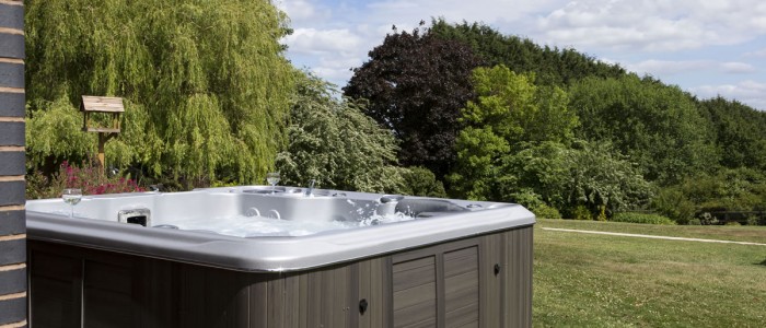 Prestige Cottages Outdoor Hot Tub